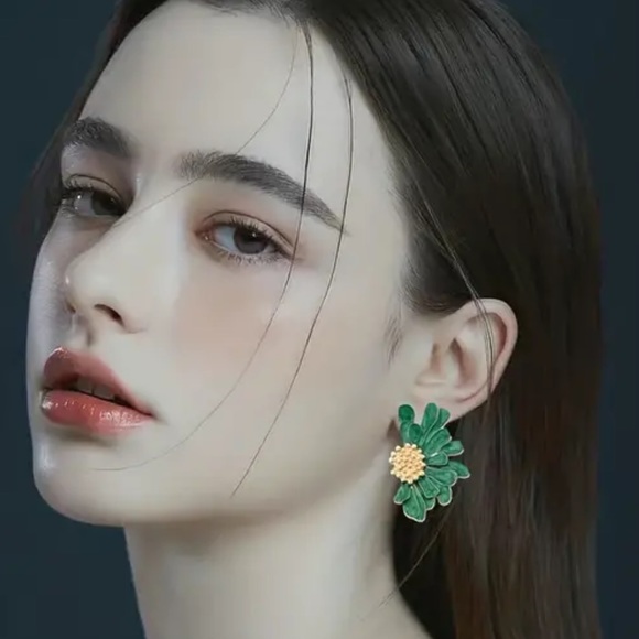 Exquisite Green Flower Design Stud Earrings - Picture 2 of 4